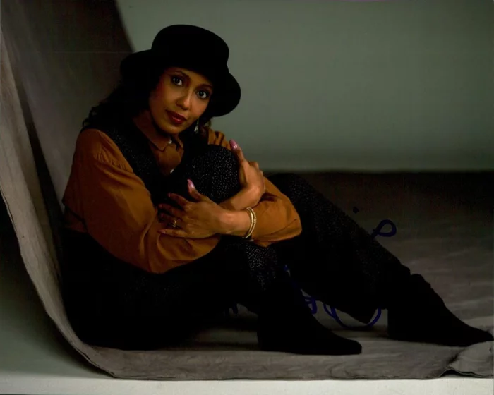 Telma Hopkins autograph