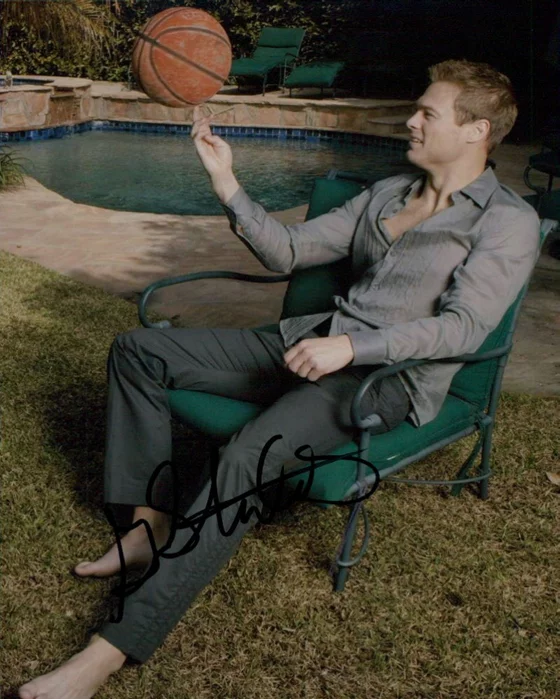 George Stults autograph