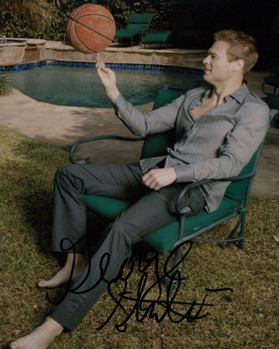 George Stults autograph