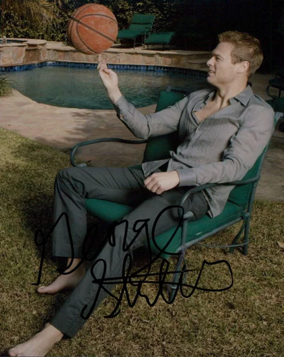 George Stults autograph