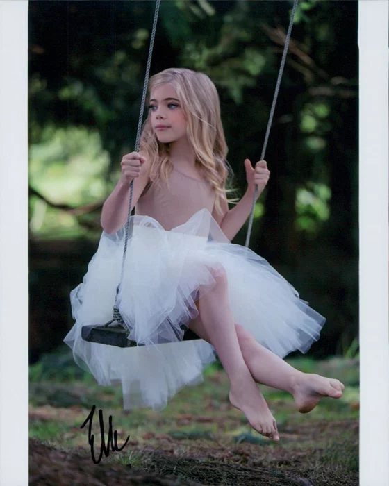 Elle McKinnon autograph