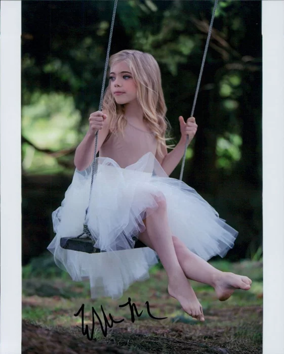 Elle McKinnon autograph