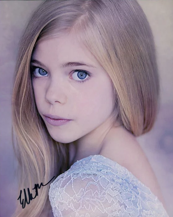 Elle McKinnon autograph
