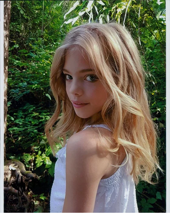 Elle McKinnon autograph