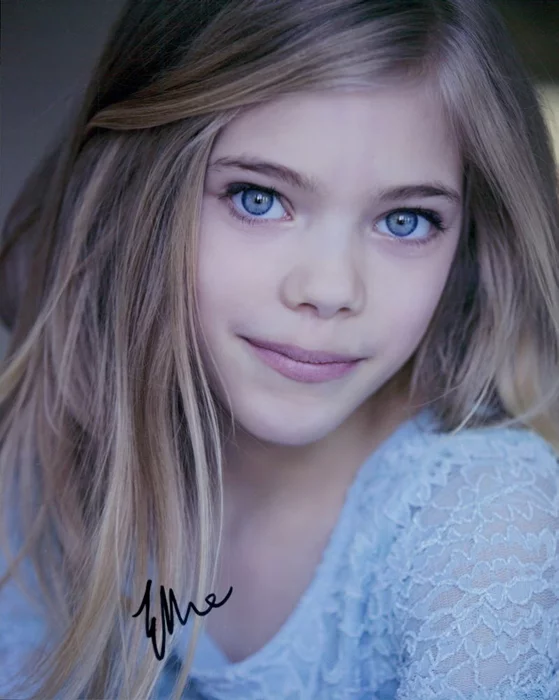 Elle McKinnon autograph