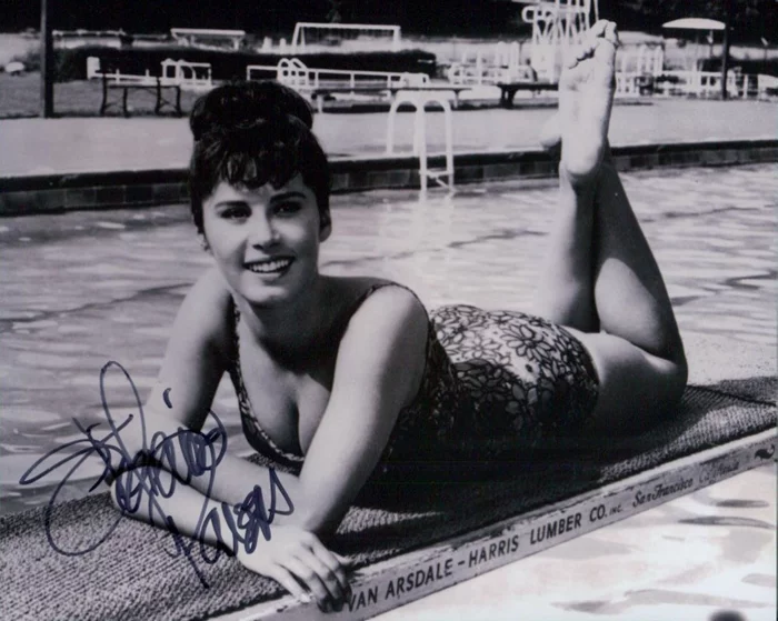 Stefanie Powers autograph