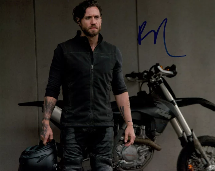 Edgar Ramirez autograph