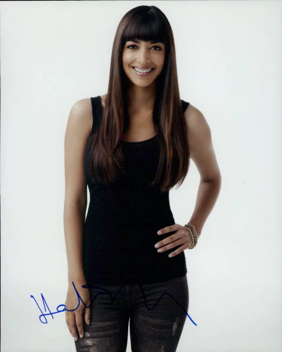 Hannah Simone autograph