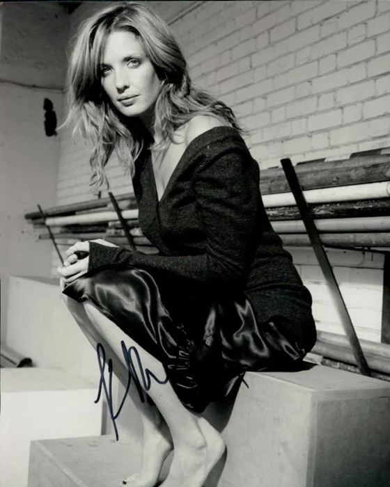 Kelly Reilly autograph