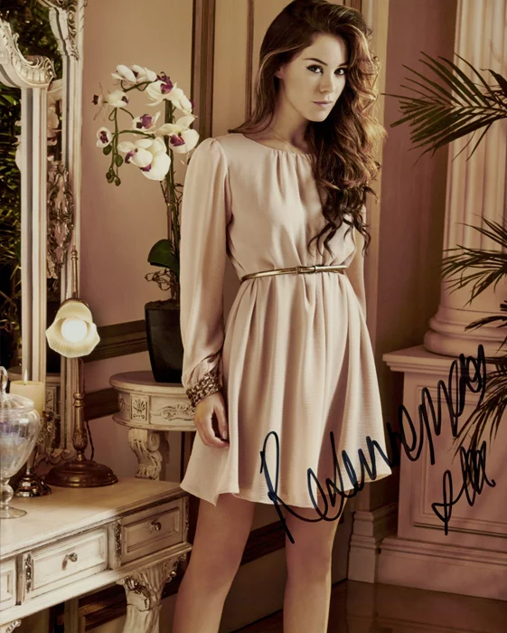 Roxanne McKee autograph