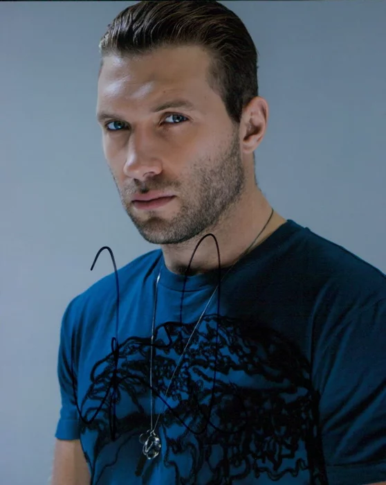 Jai Courtney autograph