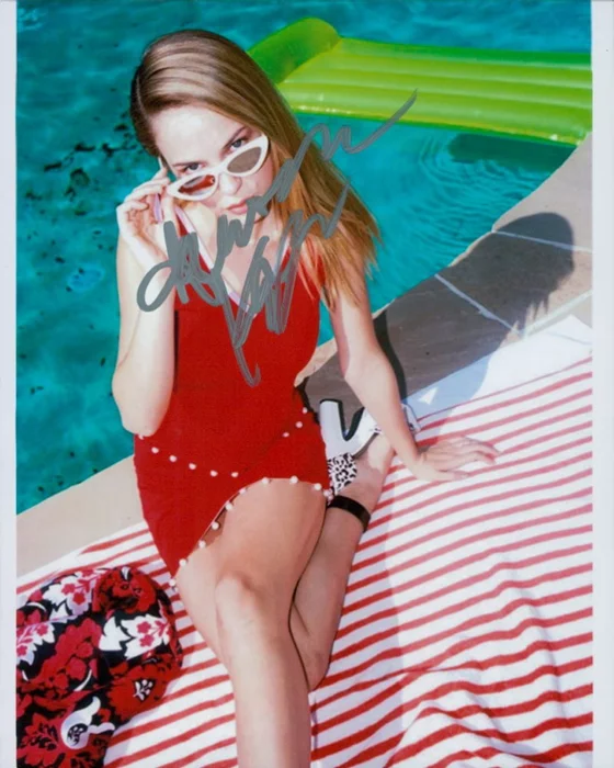 Alexis Knapp autograph