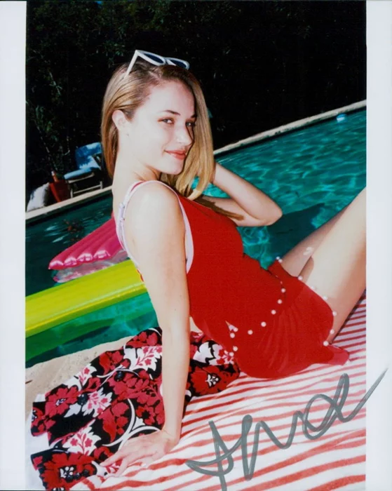 Alexis Knapp autograph