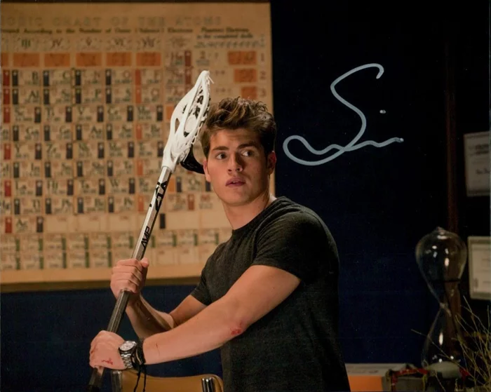 Gregg Sulkin autograph