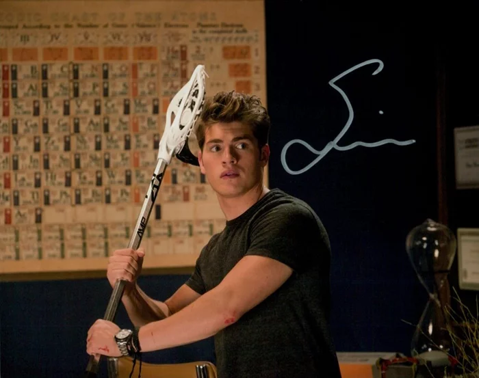 Gregg Sulkin autograph