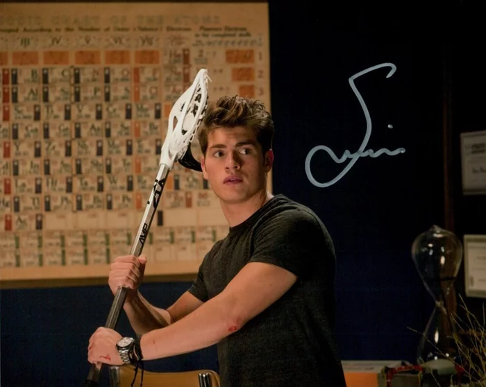 Gregg Sulkin autograph