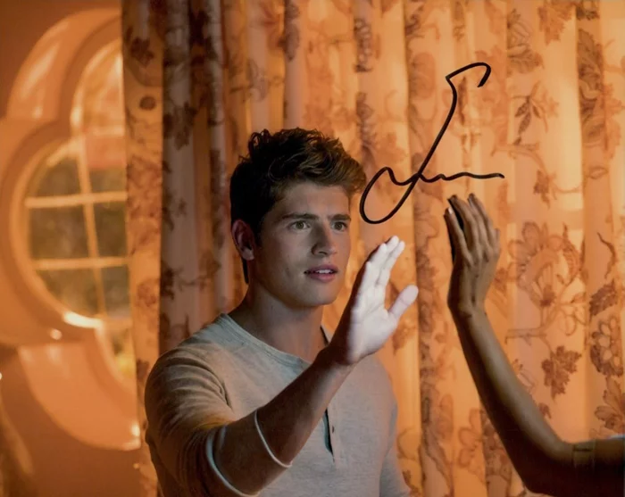 Gregg Sulkin autograph