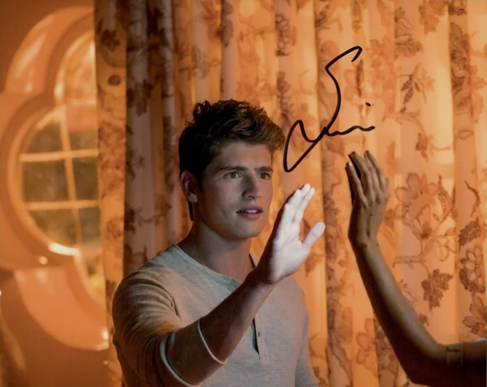 Gregg Sulkin autograph