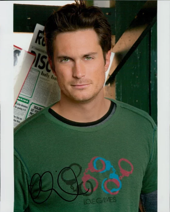 Oliver Hudson autograph