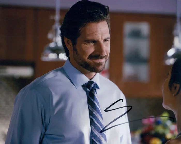 Ed Quinn autograph
