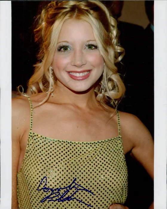 Courtney Peldon autograph