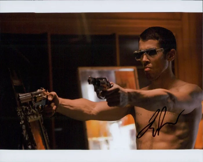 Toby Kebbell autograph