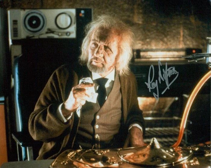 Roy Dotrice autograph