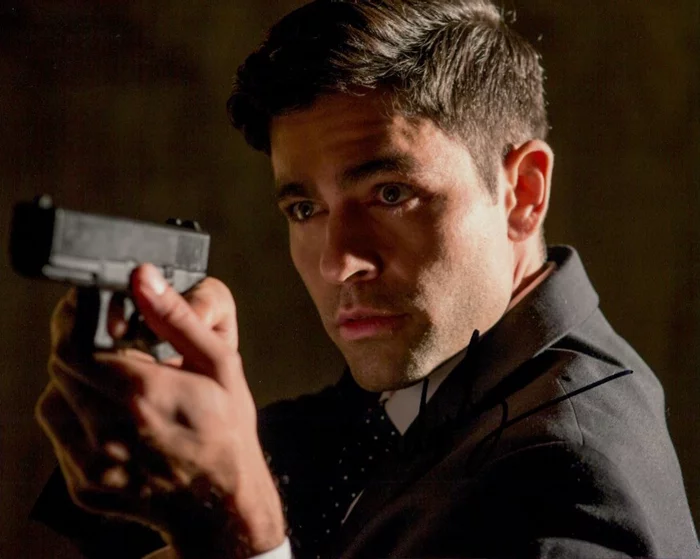 Adrian Grenier autograph