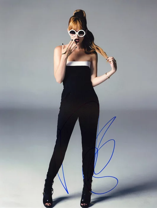 Bella Thorne autograph