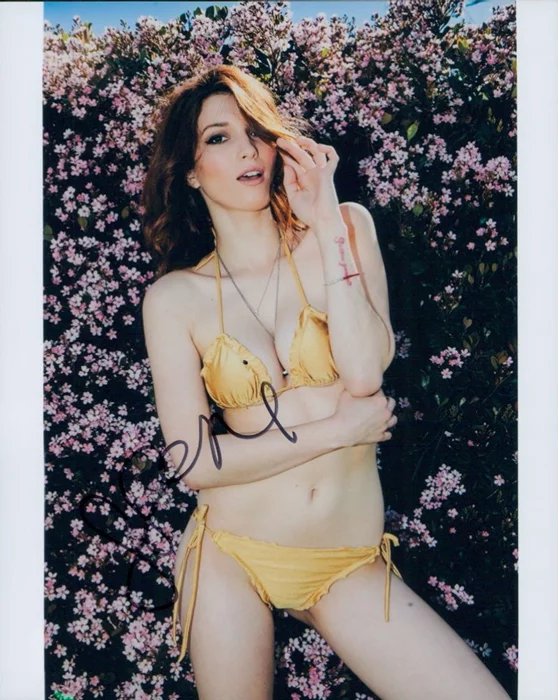 Dani Thorne autograph
