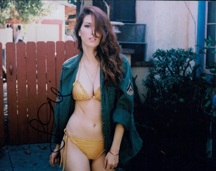 Dani Thorne autograph