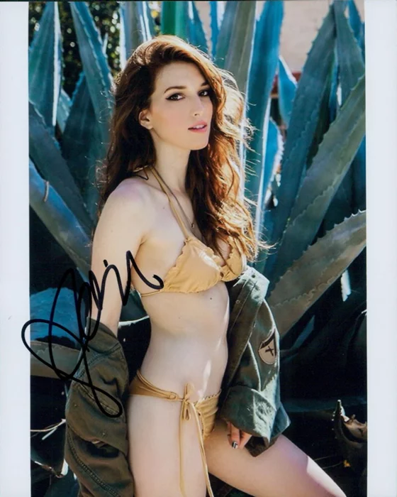 Dani Thorne autograph