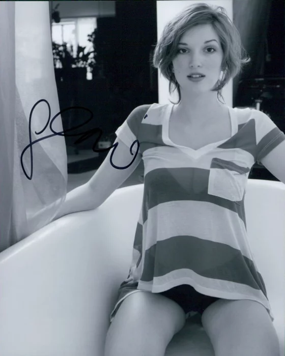 Dani Thorne autograph