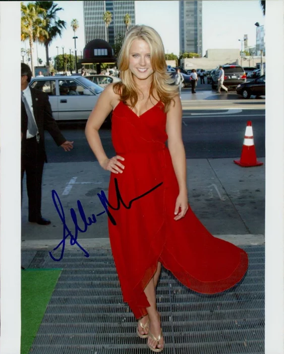 Allison Munn autograph