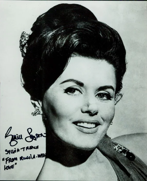 Eunice Gayson autograph