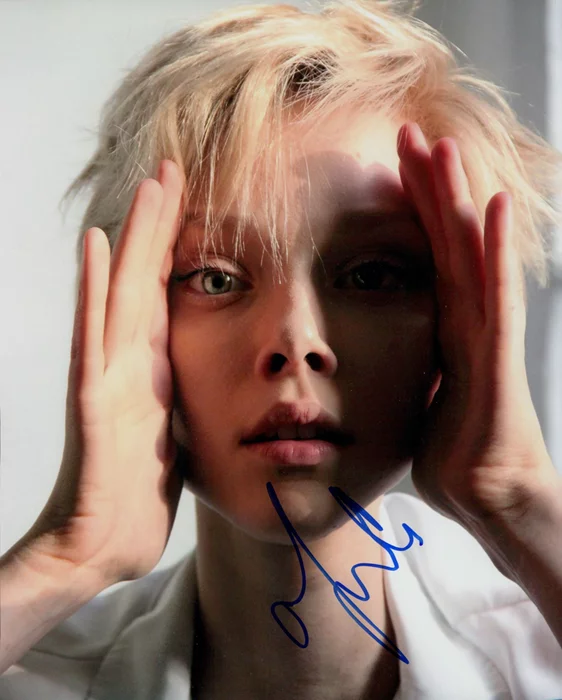 Ivanna Sakhno autograph
