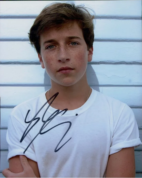 Skyler Gisondo autograph