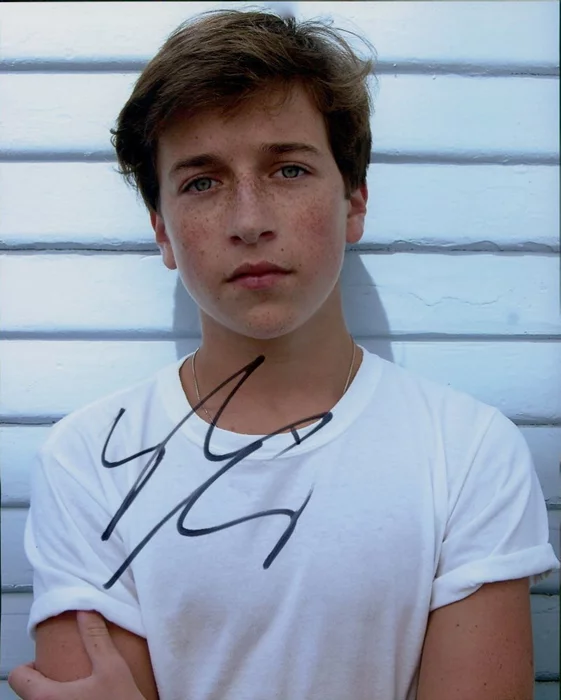 Skyler Gisondo autograph