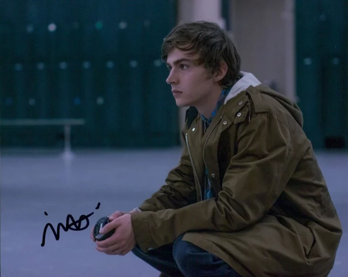 Miles Heizer autograph