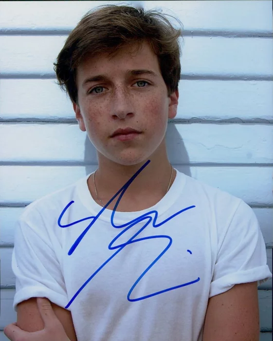 Skyler Gisondo autograph