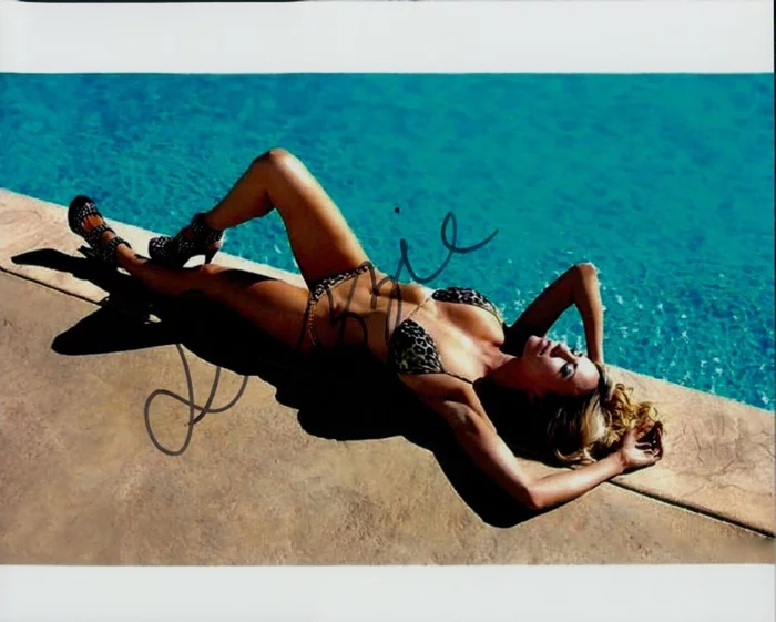 Lizzie Lee autograph