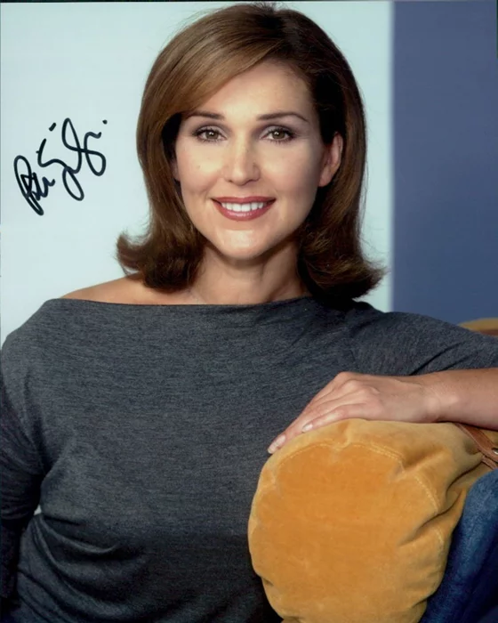 Peri Gilpin autograph