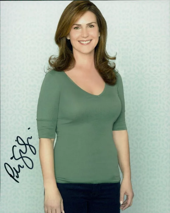 Peri Gilpin autograph
