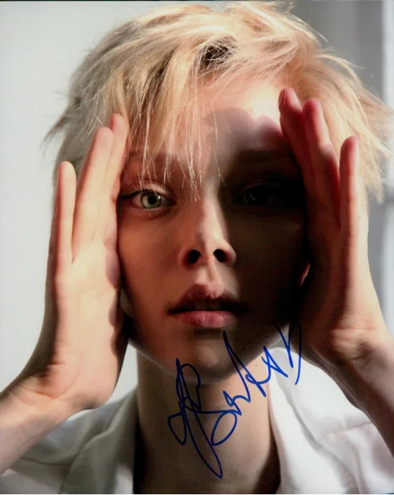 Ivanna Sakhno autograph