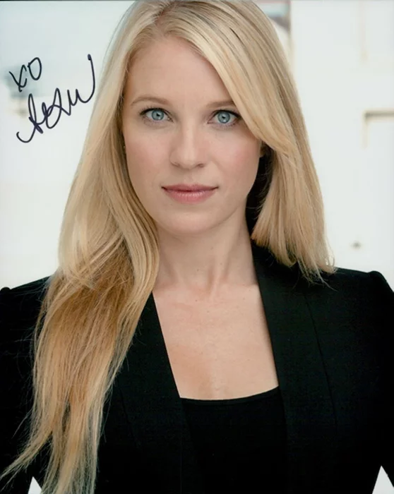Alicia Leigh Willis autograph