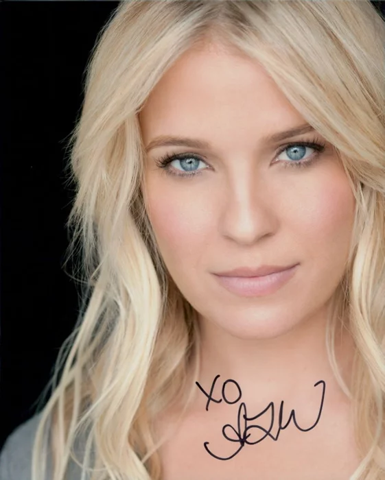 Alicia Leigh Willis autograph
