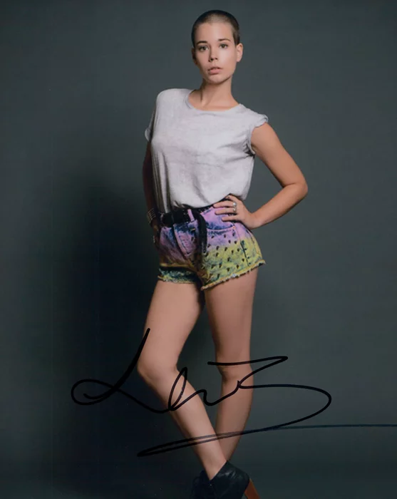 Laia Costa autograph