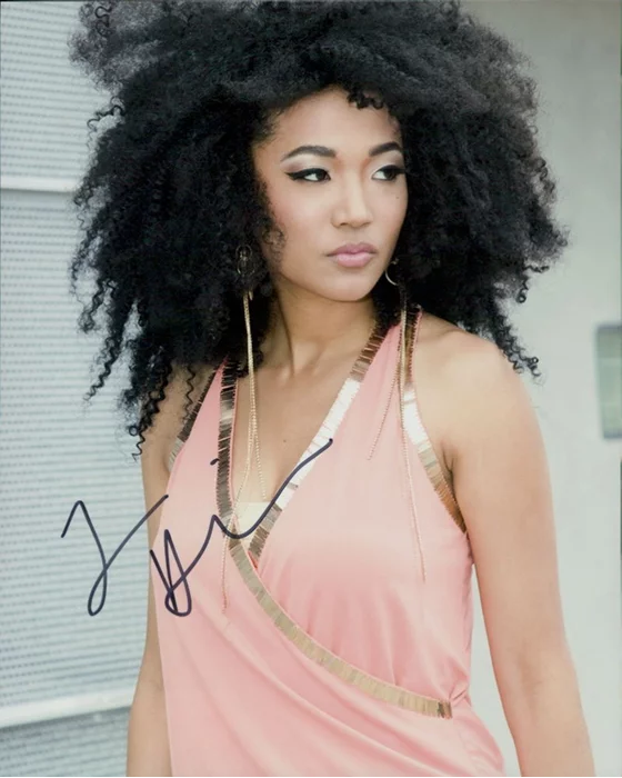 Judith  Hill autograph