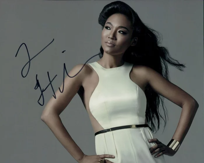 Judith  Hill autograph
