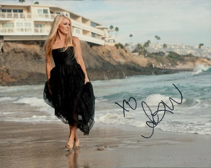 Alicia Leigh Willis autograph